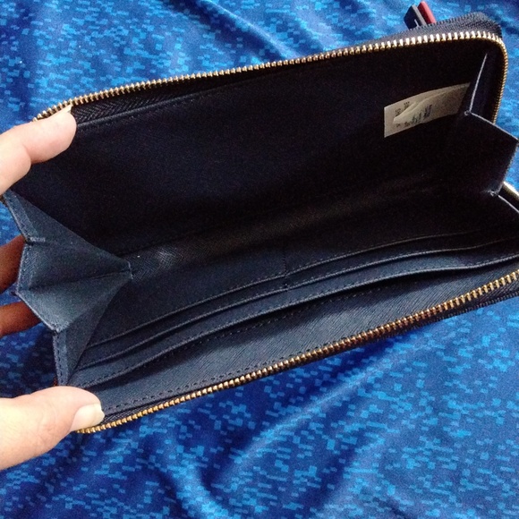 NWOT Tommy Hilfiger Iradescent Zipper Closure Wallet - Picture 3 of 3